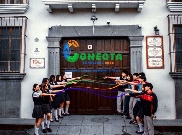 Fachada de la Sede Central con estudiantes