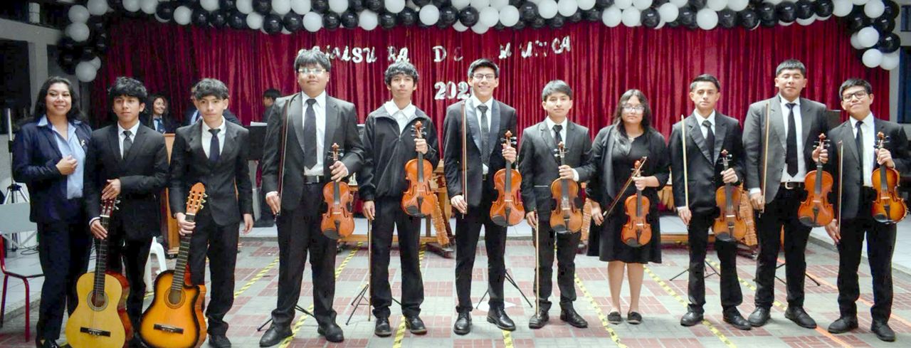 Ensamble de cuerdas y guitarras del colegio